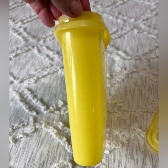 Vintage Yellow Tupperware 1 Quart Pitcher 792-7 - Picture 6 of 12